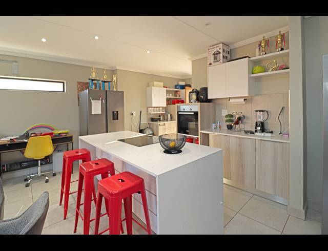 4 BEDROOM HOUSE FOR SALE IN COSMO CITY